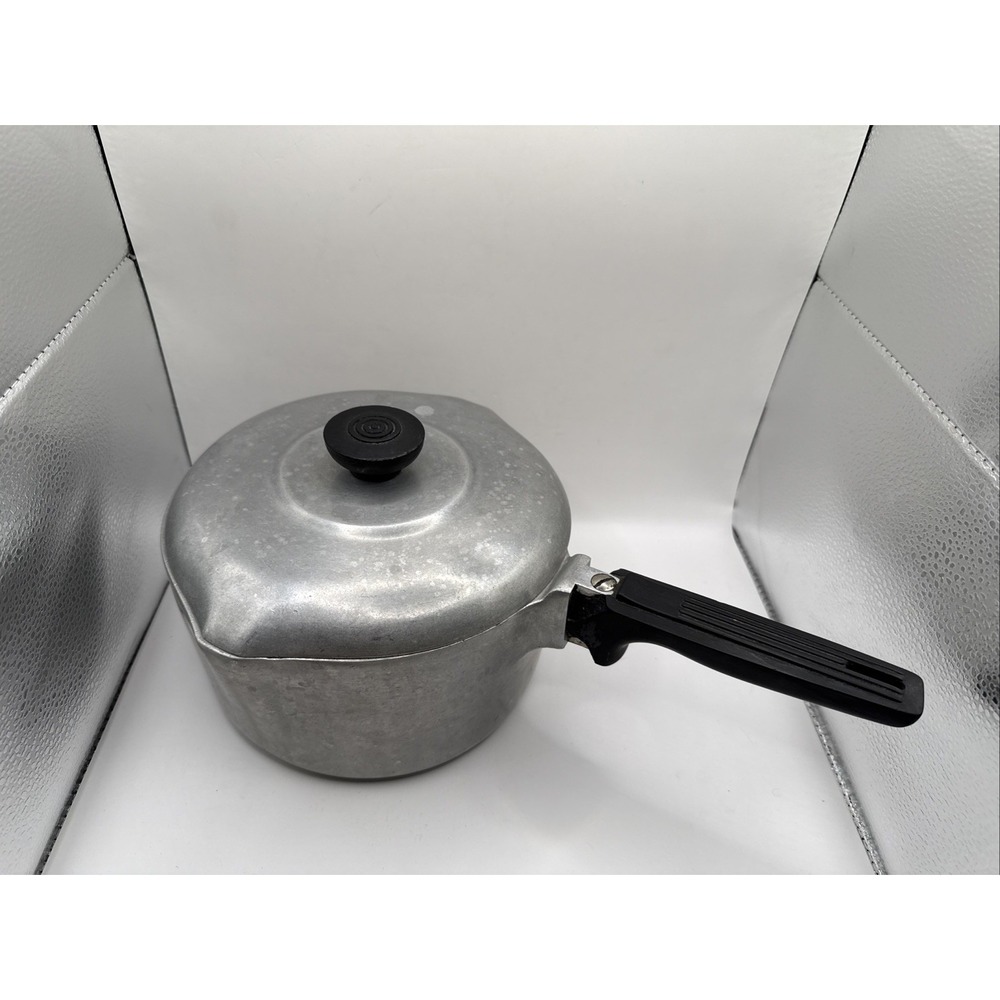 MAGNALITE WAGNER WARE 3 QUART SAUCE PAN WITH LID 4683  DOUBLE POUR SPOUTS - READ